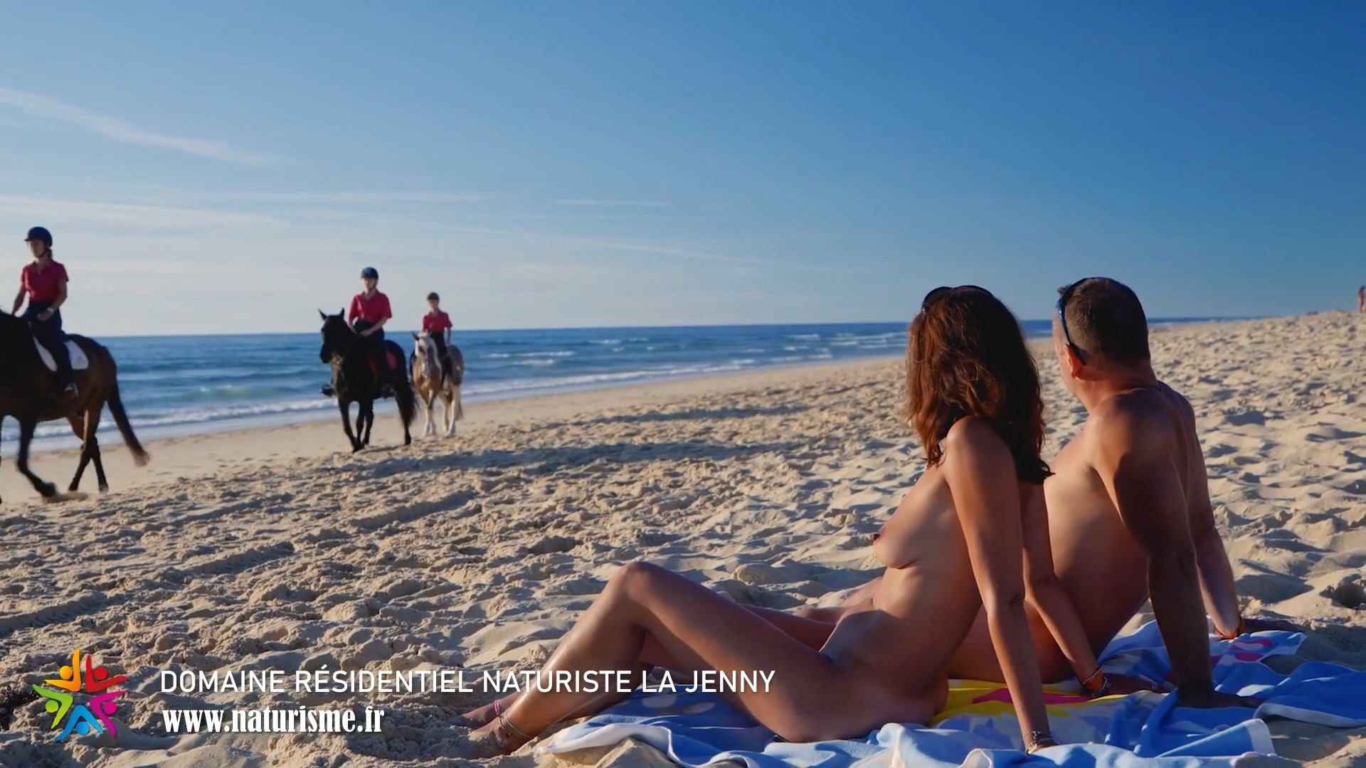 Nacktes teen am strand auf französisch